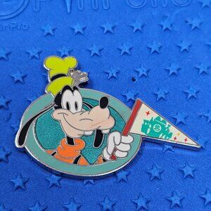 Disney Niftie Fifties Flashback 2025 Mystery Character Pennant Goofy LE 550 Pin